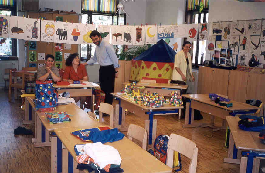 Philippos is teaching Anna and Despina in one of the classes of the special school of Odilien Institute in Graz