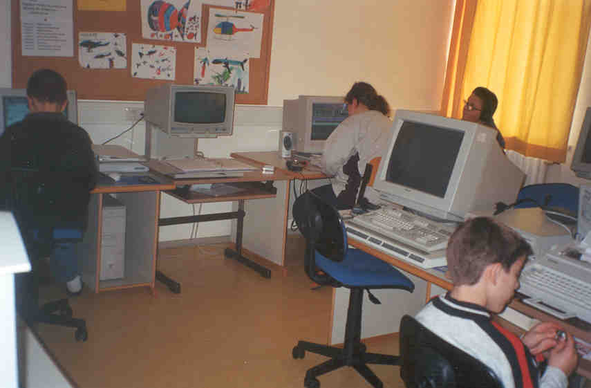 Pupils at the 'Michael Reitter Landesschule' special school for deaf and blind are practicing in both computer and typewriter.